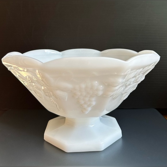 VTG 9” Milk Glass Footed Bowl Octagonal Shape Raised Grape & Leaf Pattern - Picture 5 of 6